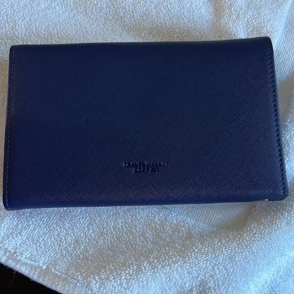 Zoppen- Travel Wallet - LIKE NEW - Picture 2 of 4